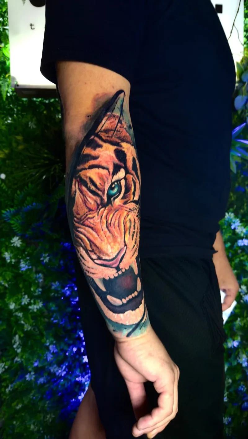 Tigru tatuat color pe antebraț